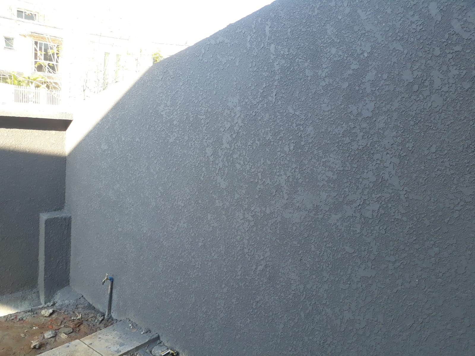 Textura projetada em fachada predial